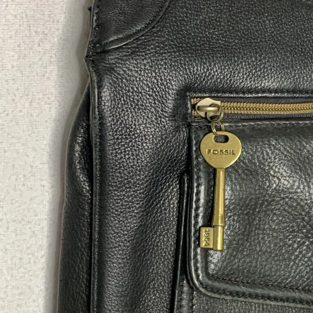 Fossil Black Leather Saddle Shoulder Bag Purse Large Zip Closure Key Charm